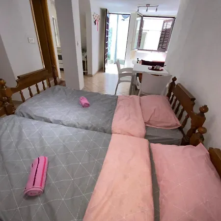 Studio Apartment Chamomile דירה *