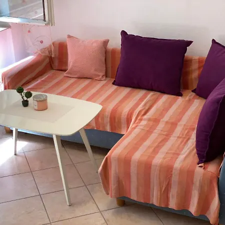 Studio Apartment Chamomile מוסטר
