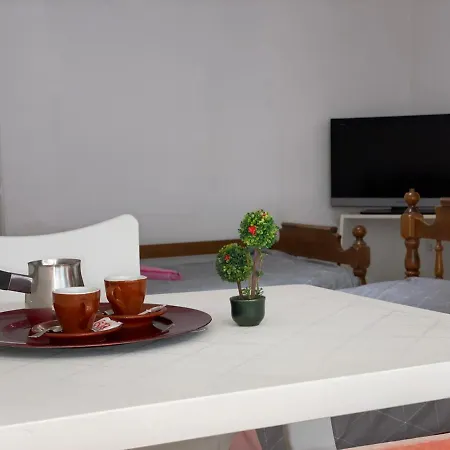 Studio Apartment Chamomile מוסטר